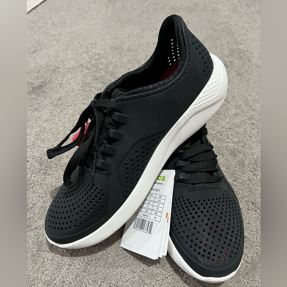 Crocs Women’s Black Sneaker NWT Size 7